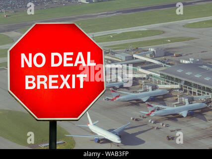 No Deal digitale Brexit segno composito ad alta vista prospettica del terminal aeroportuale in background. Il Regno Unito è impostata in modo da lasciare l'UE per impostazione predefinita su ottobre 31 Foto Stock