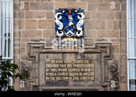 Lavori di ristrutturazione, compresi due royal Stemmi sulla facciata principale di Canongate Kirk di Edimburgo, che è stato completato. Foto Stock