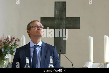 Berlino, Germania. 19 Ago, 2019. Michael Müller (SPD), di Berlino che disciplinano il sindaco, sta partecipando a una conferenza stampa nel Gethsemanekirche per presentare il programma del trentesimo anniversario della caduta del muro di Berlino. Credito: Wolfgang Kumm/dpa/Alamy Live News Foto Stock