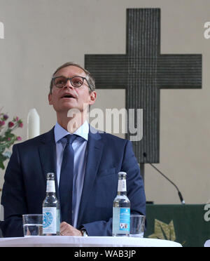 Berlino, Germania. 19 Ago, 2019. Michael Müller (SPD), di Berlino che disciplinano il sindaco, sta partecipando a una conferenza stampa nel Gethsemanekirche per presentare il programma del trentesimo anniversario della caduta del muro di Berlino. Credito: Wolfgang Kumm/dpa/Alamy Live News Foto Stock
