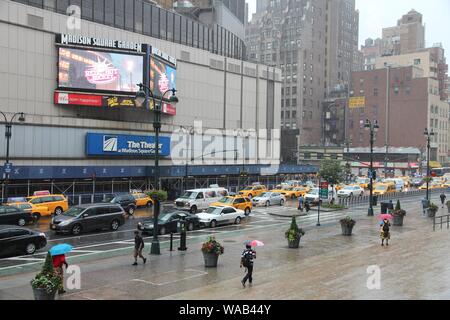 NEW YORK, Stati Uniti d'America - luglio 1, 2013: la gente a piedi da rainy Madison Square Garden di New York. MSG è uno dei più popolari multi-purpose indoor arenas a New York. Esso Foto Stock