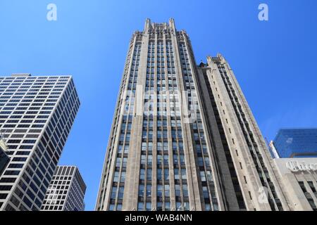 CHICAGO, Stati Uniti d'America - 27 giugno 2013: Tribune Tower neo-gotico del grattacielo di Chicago. Si tratta di 462 ft (141 metri) ed è parte della storica Michigan-Wacker distri Foto Stock