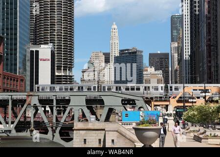 CHICAGO, Stati Uniti d'America - 27 giugno 2013: la gente a piedi nel centro cittadino di Chicago. Chicago è la terza più popolosa città statunitense con 2,7 milioni di residenti (8,7 milioni nel suo Foto Stock