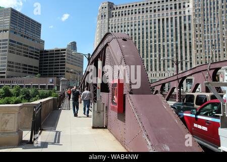 CHICAGO, Stati Uniti d'America - 27 giugno 2013: la gente a piedi il ponte sul fiume di Chicago. Si tratta di uno dei Chicago's 37 azionabile ponti mobili. Foto Stock
