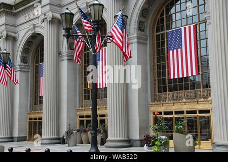 CLEVELAND, Stati Uniti d'America - 29 giugno 2013: entrata del Terminal Tower in Cleveland. Al momento della sua costruzione Terminal Tower è la quarta più grande edificio i Foto Stock