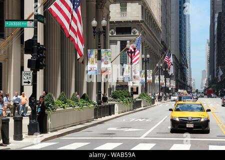 CHICAGO, Stati Uniti d'America - 27 giugno 2013: la gente a piedi lungo LaSalle Street nel centro di Chicago. Chicago è la terza più popolosa città statunitense con 2,7 milioni di residenti Foto Stock