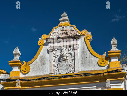 Stemma di proprietari di casa a frontone oltre il cancello, centro storico di Elvas, Alto Alentejo, Portogallo Foto Stock