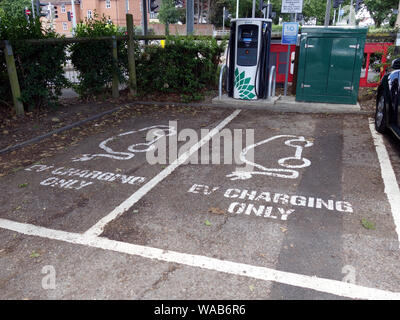 Una doppia zona parcheggio per la ricarica dei veicoli elettrici auto Foto Stock