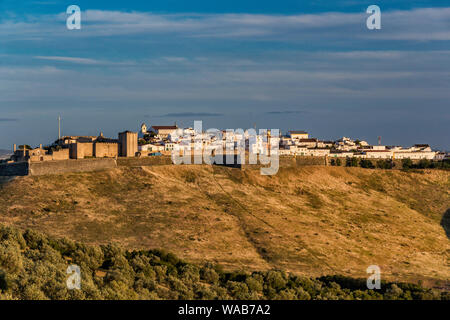 Il centro storico della città di Elvas, Castelo sulla sinistra, vista dal Monte da Graça (collina di grazia) fuori Elvas, Alto Alentejo, Portogallo Foto Stock