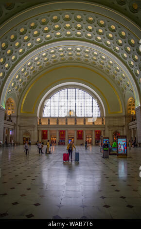 Passeggeri passeggiata attraverso la sala principale su Union Station, Washington DC Foto Stock