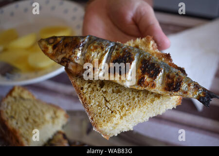 Sardine grigliate su un pezzo di cornbread Foto Stock