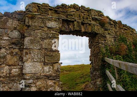 Fishguard, Pembrokeshire, Wales, Regno Unito. 2019. Fort ruderi di un antico fortilizio di artiglieria sul punto di castello di capezzagna. Foto Stock