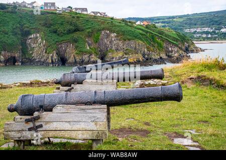 Fishguard, Pembrokeshire, Wales, Regno Unito. 2019. Fort ruderi di un antico fortilizio di artiglieria sul punto di castello di capezzagna. Foto Stock