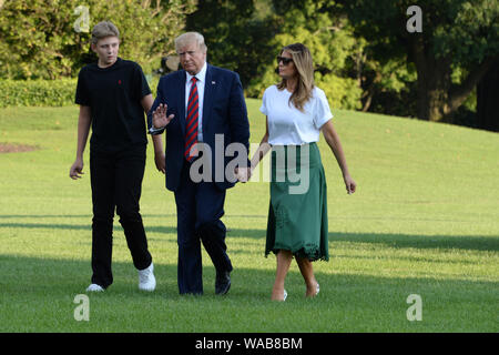 Washington DC, Stati Uniti d'America. 18 Agosto, 2019. Presidente Donald Trump, First Lady MELANIA e figlio BARRON a piedi la residenza da Marina Uno arrivando alla Casa Bianca dalla loro vacanza estiva in Bedminster New Jersey. Credito: Christy Bowe/ZUMA filo/Alamy Live News Foto Stock