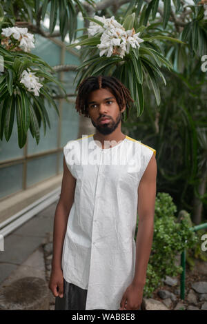 Uomo con dreadlocks indossando bianco shirt estiva Foto Stock