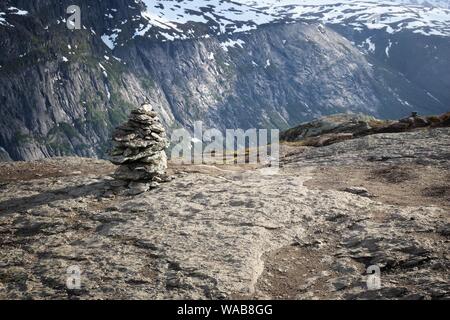 Norvegia sentiero escursionistico di marcatura di Cairns - mountain range in Hordaland county. Troll della lingua del trail. Foto Stock