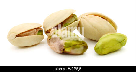 Pistacchi tostati su un bianco Stock Photo Foto Stock
