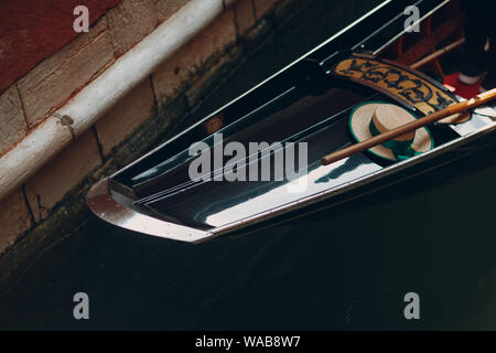 Gondola Veneziana, cappello e la pala sul canale di Venezia, Italia Foto Stock