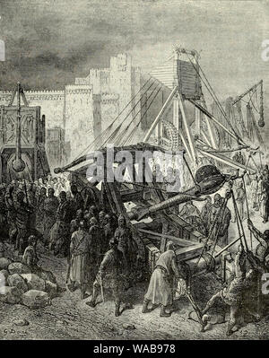 Crusaders War Machinery, Crusades, Medieval Catapult, incisione di Gustave Dore, prima del 1883 Foto Stock