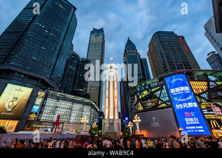 Chongqing Cina, 7 Agosto 2019 : Piazza Jiefangbei panorama di notte con la gente di liberazione del monumento e edifici illuminati a Chongqing Cina Foto Stock