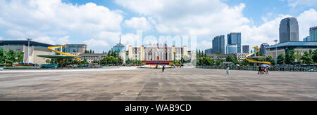 Chengdu Cina, 3 Agosto 2019 : vista panoramica di Tianfu square con la statua e la gente a Chengdu Sichuan in Cina Foto Stock