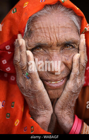 Vecchia donna Rajasthani con tradizionale sari in Jaisalmer, India Foto Stock