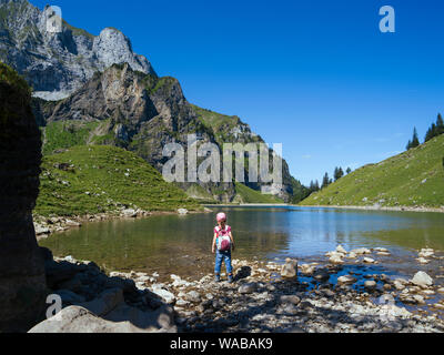 Ragazza giovane escursioni intorno Bannalpsee, Bannalp, Nidvaldo svizzera. Foto Stock