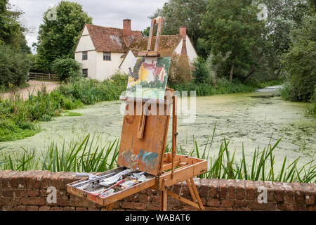 Artisti pittura Willy Lott's house presso il National Trust è Flatford Mill reso famoso dalla artista John Constable 1776 -1837, Suffolk, Inghilterra, Regno Unito Foto Stock