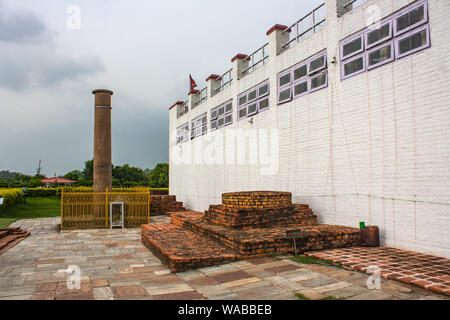 Pilastro di Ashoka con il Tempio di Mayadevi Foto Stock