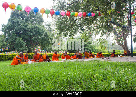 Monaco buddista in appoggio sotto agli alberi in Lumbini Foto Stock