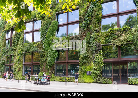 Muro vivente Parigi - giardino verticale realizzato da Patrick Blanc il Musée du Quai Branly a Parigi, in Francia, in Europa. Foto Stock