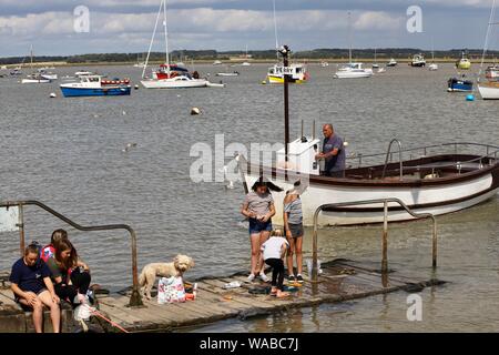 Regno Unito - Previsioni del tempo - Felixstowe Ferry, Suffolk - 19 agosto 2019: luminoso, caldo lunedì pomeriggio nel Suffolk. Bambini attività di pesca del granchio dal molo. Foto Stock