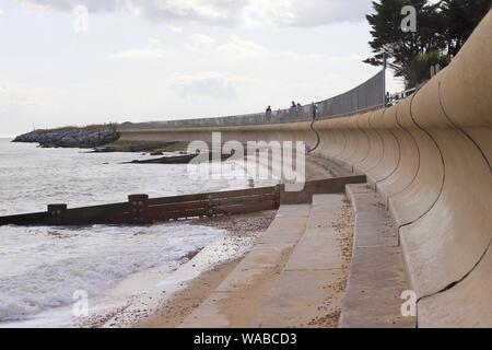 Felixstowe Ferry, Suffolk, Regno Unito - 19 August 2019: le difese di mare sulla spiaggia di trattenimento del Mare del Nord. Foto Stock