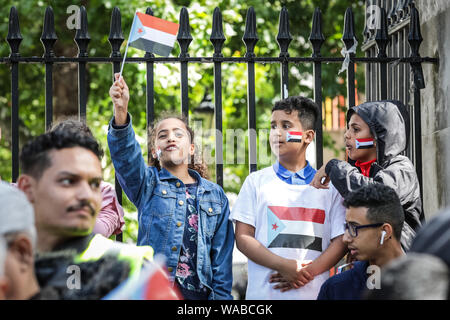 Westminster, Londra, UK, 19 agosto 2019. Una giovane ragazza altalene bandiera di Yemen del Sud. Diverse centinaia di manifestanti dalla comunità yemenita rally a sostegno dello Yemen del Sud il movimento separatista e i paesi della sponda meridionale del consiglio transitorio (STC). La protesta segue i recenti scontri nel paese tra ribelli e forze lealisti, che espone la regione a rischio permanente di guerra civile. Credito: Imageplotter/Alamy Live News Foto Stock