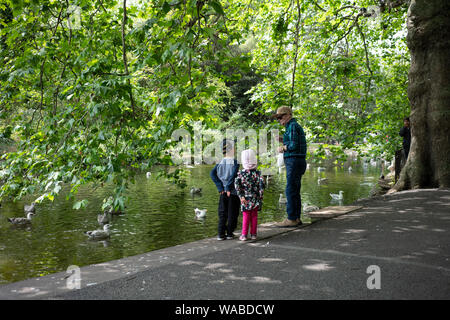 Persone in St Stephens Green, Dublino, Irlanda. Foto Stock