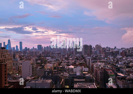 La città di New York, paesaggio urbano vista attraverso aree del centro cittadino di Soho, il West Village e Chelsea verso lo skyline del centro cittadino di Manhattan, New York, Stati Uniti d'America Foto Stock