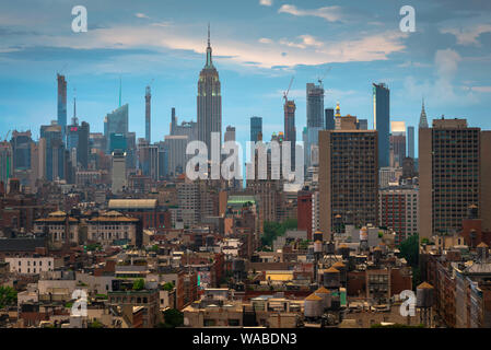 Skyline di New York, vista al tramonto da Tribeca attraverso le aree del centro di Soho, il West Village e Chelsea verso Midtown Manhattan, New York Foto Stock
