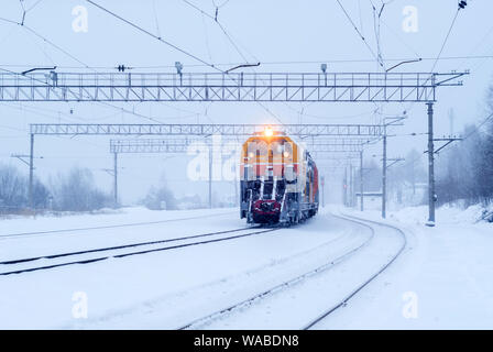 Perm, Russia - 05 Gennaio 2019 : stazione ferroviaria di rimozione di neve il treno per la stazione di pulizia con le vie e affluenza registrata durante la nevicata Foto Stock