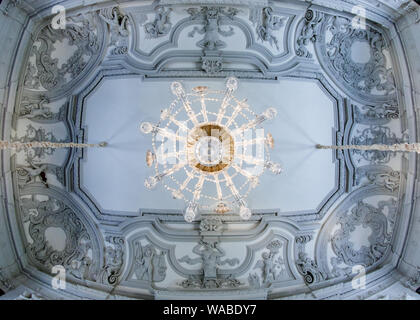 Mirow, Germania. 25 Maggio, 2019. Turisti visitano Mirow Castello. Lo stato del meclemburgopomerania occidentale ha investito circa 8 milioni di euro per il restauro di questo edificio storico dal 2005. Dopo anni di chiusura, il Castello Rococò fu riaperto nell'estate del 2014. Credito: Jens Büttner/dpa-Zentralbild/ZB/dpa/Alamy Live News Foto Stock