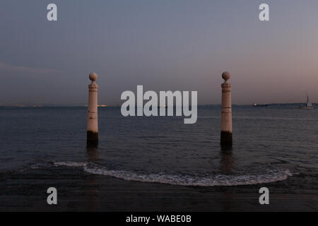 Cais das Colunas pier, costruito da Eugenio dos Santos, sulle rive del fiume Tago in Praça do Comércio, nel centro storico di Lisbona, Portogallo Foto Stock