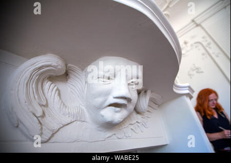 Mirow, Germania. 25 Maggio, 2019. Turisti visitano Mirow Castello. Lo stato del meclemburgopomerania occidentale ha investito circa 8 milioni di euro per il restauro di questo edificio storico dal 2005. Dopo anni di chiusura, il Castello Rococò fu riaperto nell'estate del 2014. Credito: Jens Büttner/dpa-Zentralbild/ZB/dpa/Alamy Live News Foto Stock