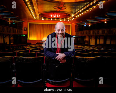 Simon Nye - scrittore televisivo, creatore del sitcom hit uomini comportarsi male. Fotografato a Worthing in vista della celebrazione di 20 anni che si tiene al Dome Cinema. Foto Stock