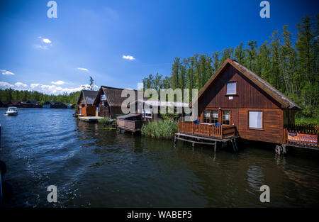 Mirow, Germania. 25 Maggio, 2019. Boathouses costruito su palafitte sulla Mirow Canal. Credito: Jens Büttner/dpa-Zentralbild/ZB/dpa/Alamy Live News Foto Stock