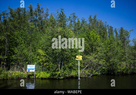 Mirow, Germania. 25 Maggio, 2019. Indicazioni sulle rive del Canal Mirow mostrano le diverse destinazioni per gli appassionati di sport acquatici. Credito: Jens Büttner/dpa-Zentralbild/ZB/dpa/Alamy Live News Foto Stock