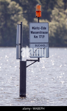 Mirow, Germania. 25 Maggio, 2019. La segnaletica lungo la via navigabile Müritz-Elde mostrano le varie destinazioni per gli appassionati di sport acquatici. Credito: Jens Büttner/dpa-Zentralbild/ZB/dpa/Alamy Live News Foto Stock