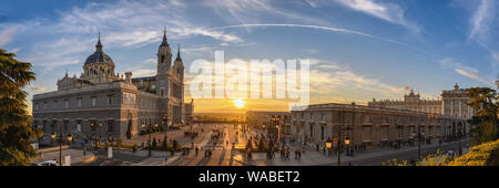 Madrid Spagna panorama dello skyline della città tramonto a Cattedrale de la Almudena Foto Stock