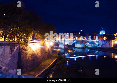 Immagine del rione Ponte distretto. Vista bianco di Ponte Vittorio Emanuele II ponte e la sua riflessione, alberi di arancio, le acque del fiume Tevere sotto blu scuro Foto Stock