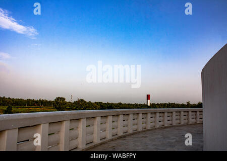 Lumbini Garden e orizzonte dal bianco Pagoda della Pace, Lumbini, Nepal. Foto Stock