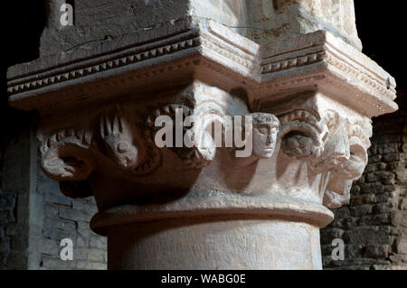 Intaglio del capitale all'interno di Santa Maria Vergine Chiesa, South Luffenham, Rutland, England, Regno Unito Foto Stock