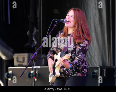 Polly Haynes effettuando in corrispondenza di Weyfest music festival, Tilford, Surrey, Regno Unito. Agosto 18, 2019 Foto Stock
